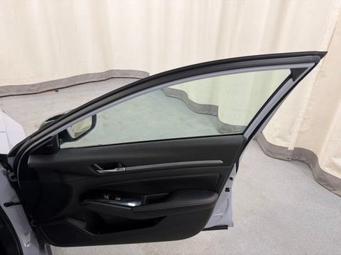Used 2024 Nissan Altima 2.5 SR w/ SR Premium Package FWD image 14