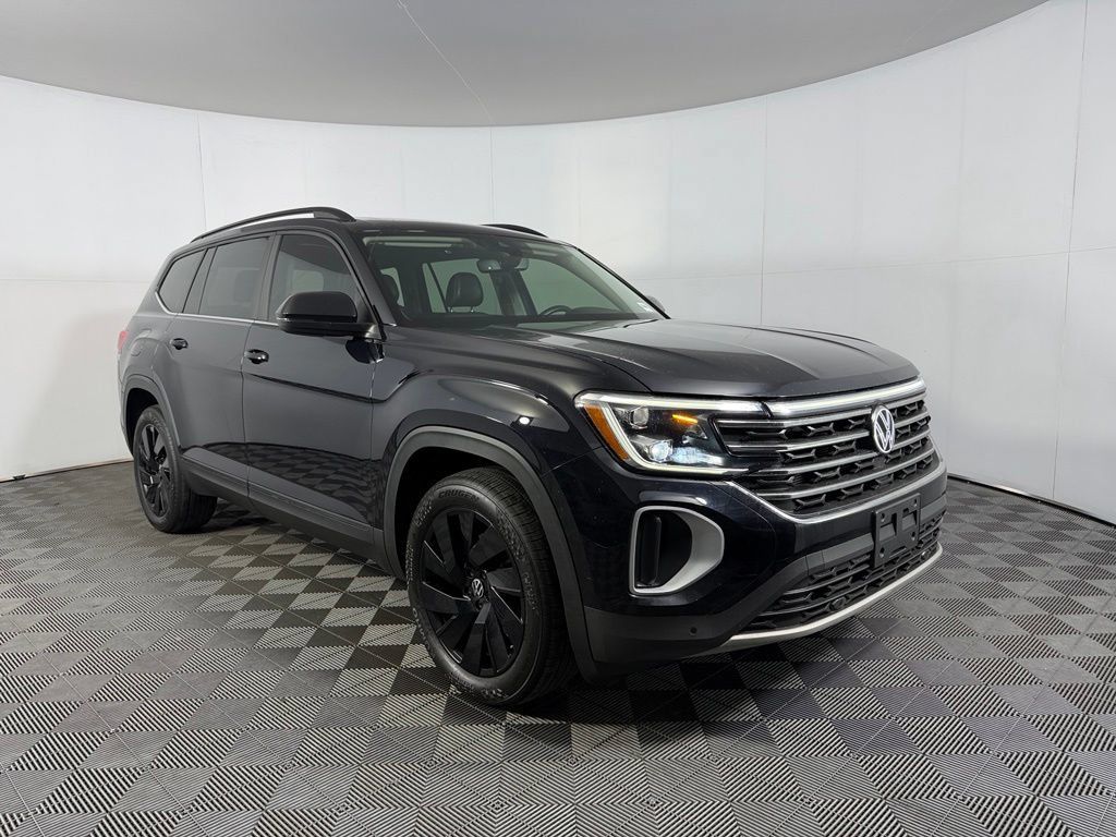 Used 2024 Volkswagen Atlas SE w/ Panoramic Sunroof Package FWD image 4