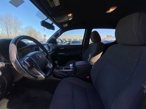 Used 2016 Toyota Tacoma TRD Sport image 16