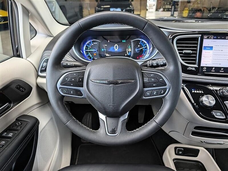 Used 2024 Chrysler Pacifica Limited FWD image 19