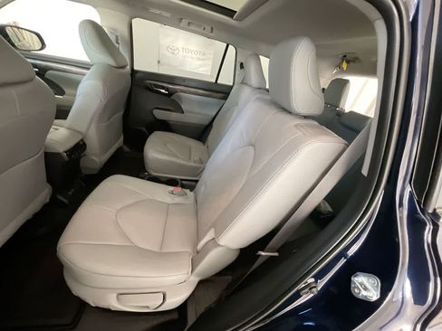 New 2026 Toyota Highlander Platinum image 23