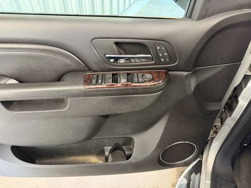 Used 2010 GMC Yukon Denali RWD image 9
