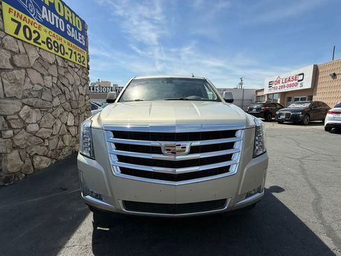 Used 2017 Cadillac Escalade ESV Luxury image 3