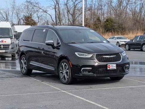 New 2026 Chrysler Pacifica Pinnacle w/ Trailer Tow Group AWD/4WD image 3