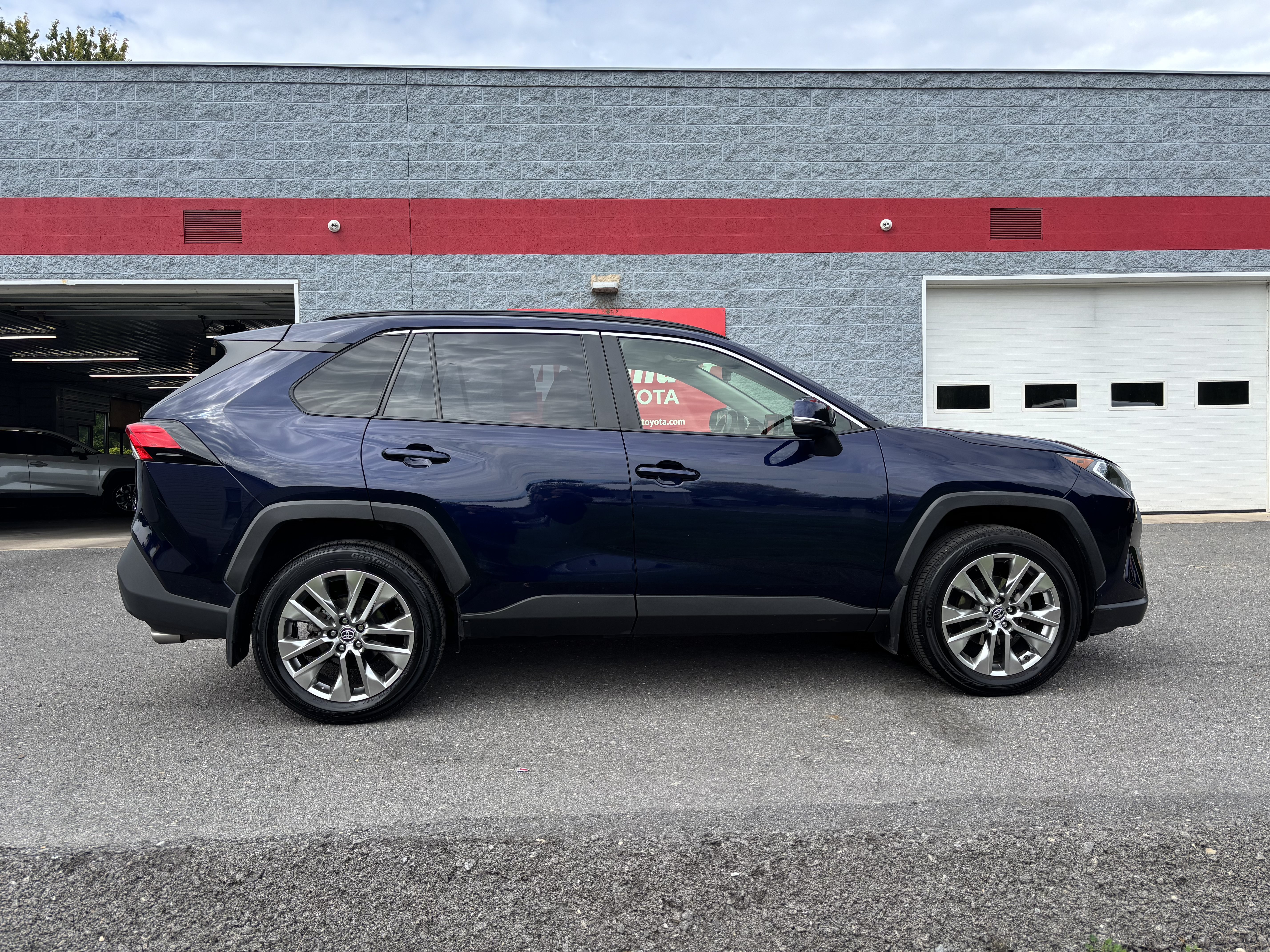 Used 2020 Toyota RAV4 XLE Premium AWD/4WD image 2
