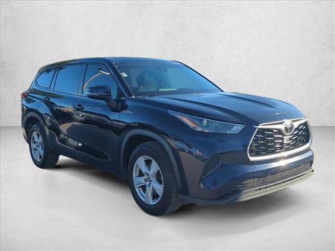Used 2022 Toyota Highlander L FWD image 3