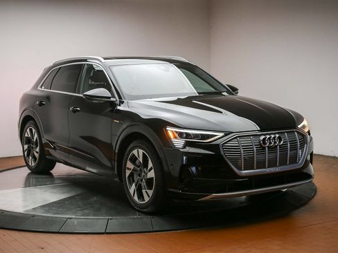 Used 2022 Audi e-tron Premium Plus AWD/4WD image 3
