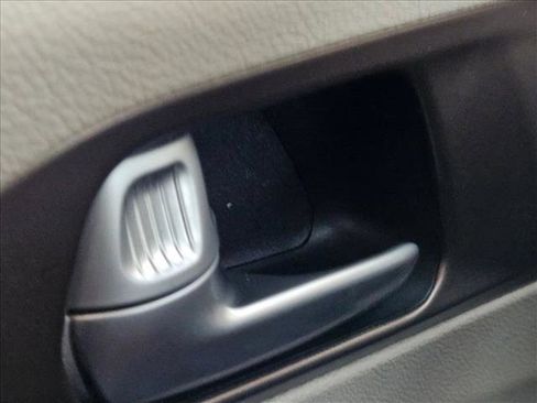 Used 2018 Chrysler Pacifica LX image 18