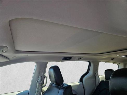 Used 2019 Chrysler Pacifica Limited FWD image 16