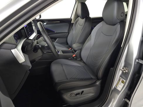 Used 2025 Volkswagen Tiguan SE AWD/4WD image 18