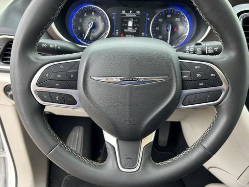 Used 2022 Chrysler Voyager LX image 21