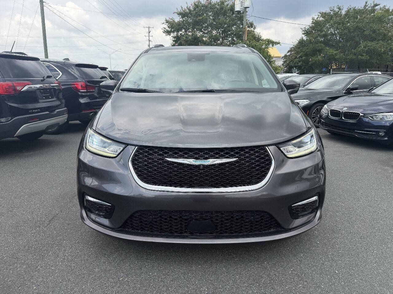 Used 2021 Chrysler Pacifica Touring-L FWD image 2