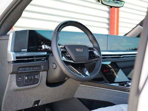 Used 2025 Cadillac Escalade ESV V AWD/4WD image 15