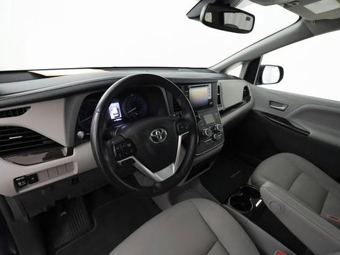 Used 2018 Toyota Sienna XLE w/ Carpet Mat Package image 10