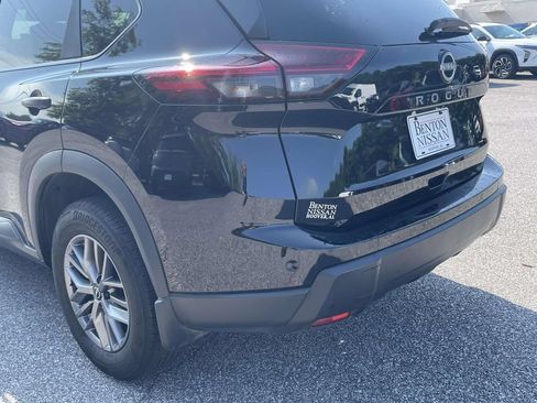 Used 2025 Nissan Rogue S FWD image 12