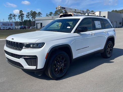 New 2026 Jeep Grand Cherokee Altitude AWD/4WD image 3