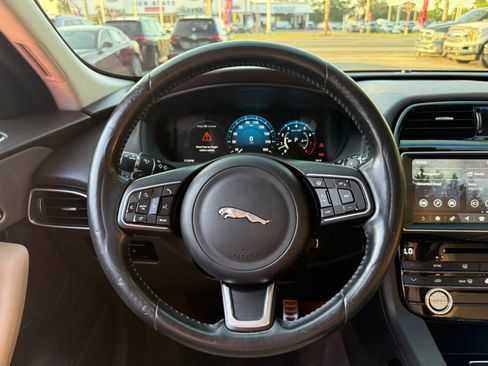 Used 2017 Jaguar F-PACE Prestige AWD/4WD image 11