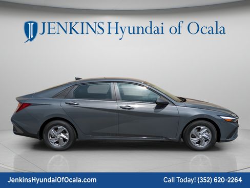 New 2026 Hyundai Elantra SE FWD image 5