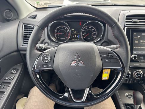 Used 2025 Mitsubishi Outlander Sport SE image 2