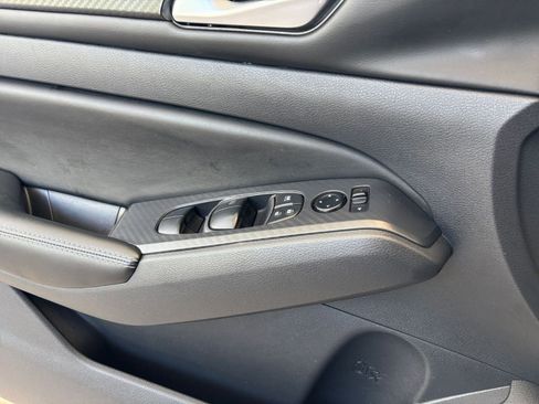 Used 2025 Nissan Altima 2.5 SV FWD image 18