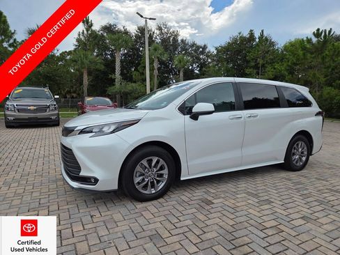 Certified 2025 Toyota Sienna XLE FWD image 3