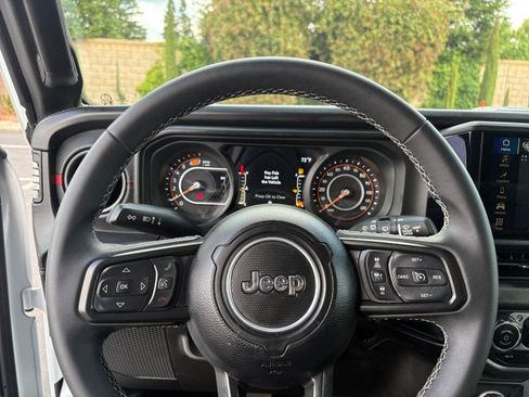 Used 2025 Jeep Wrangler Unlimited Rubicon AWD/4WD image 27