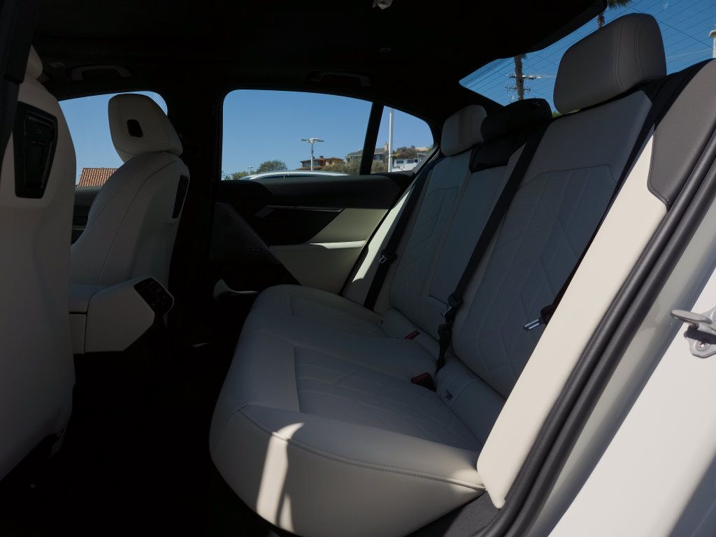 New 2027 BMW i5 xDrive40 AWD/4WD image 8