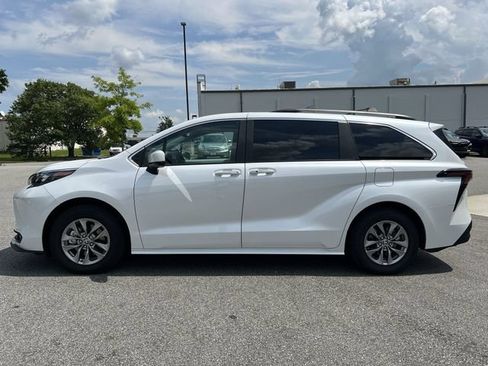 Used 2026 Toyota Sienna XLE FWD image 10