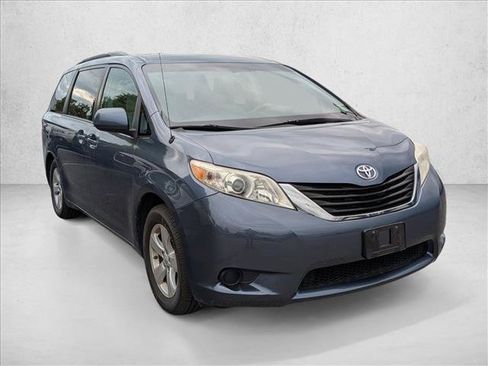 Used 2014 Toyota Sienna LE FWD image 2