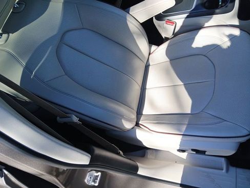 Used 2018 Chrysler Pacifica Limited FWD image 25