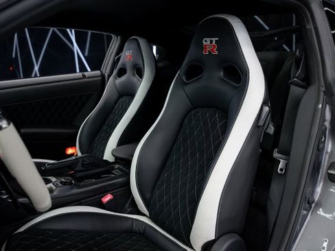 Used 2018 Nissan GT-R Premium image 8