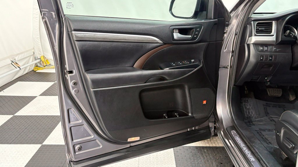 Used 2018 Toyota Highlander Limited AWD/4WD image 16