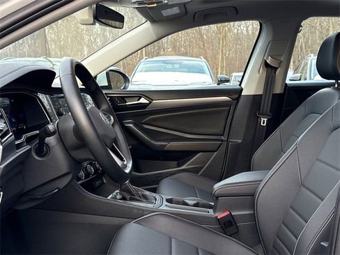 Certified 2024 Volkswagen Jetta SE w/ Panoramic Sunroof Package image 10