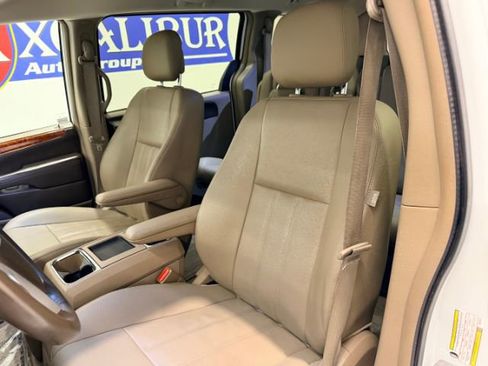 Used 2016 Chrysler Town & Country Touring FWD image 28
