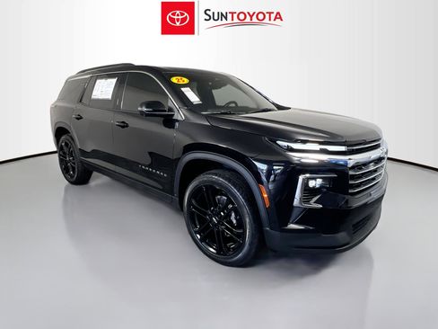 Used 2025 Chevrolet Traverse LT w/ Driver Confidence Package image 1