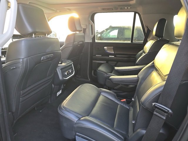 Used 2025 Ford Expedition Platinum w/ Driver's Package AWD/4WD image 12