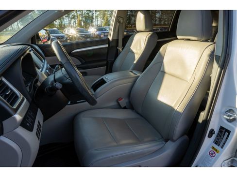 Used 2019 Toyota Highlander XLE image 11