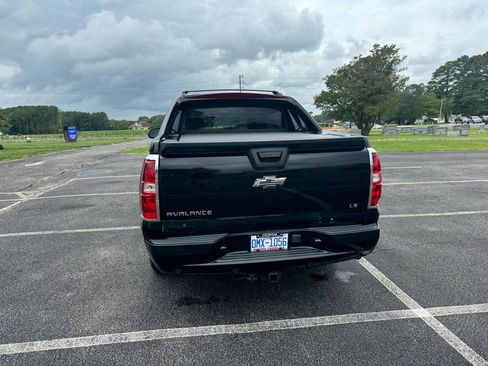 Used 2011 Chevrolet Avalanche LTZ AWD/4WD image 8