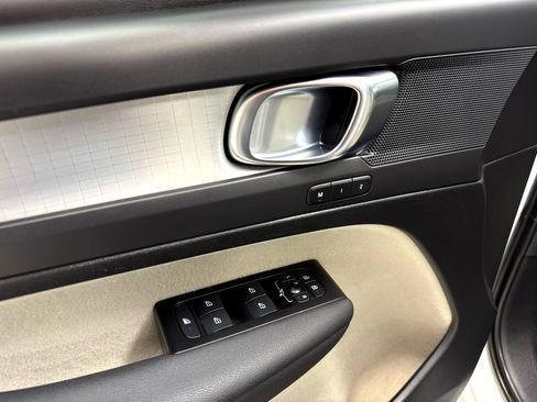 Used 2022 Volvo XC40 T5 Momentum image 15