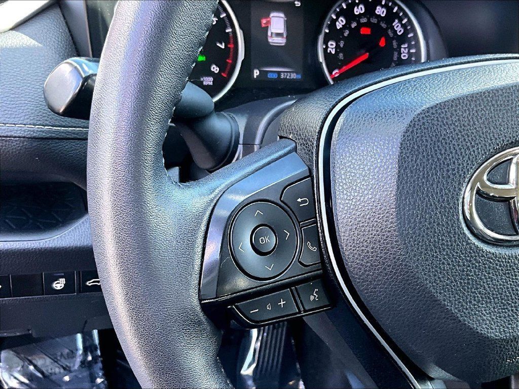 Used 2022 Toyota RAV4 XLE Premium AWD/4WD image 18
