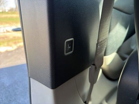 Used 2023 Chrysler Pacifica Touring-L image 14