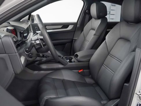 Certified 2025 Porsche Cayenne S image 5