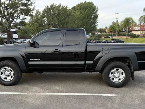 Used 2014 Toyota Tacoma 4x4 Access Cab w/ Convenience Package image 3