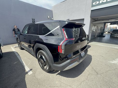 Used 2024 Kia EV9 Light Long Range RWD image 4