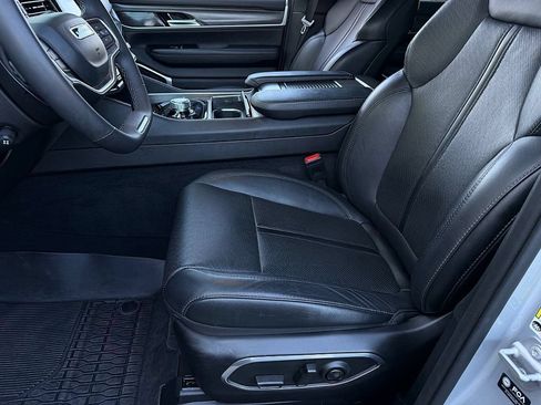 Used 2024 Jeep Wagoneer L Series III w/ Flexible Seating Group AWD/4WD image 15
