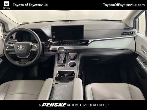Certified 2025 Toyota Sienna XLE FWD image 21