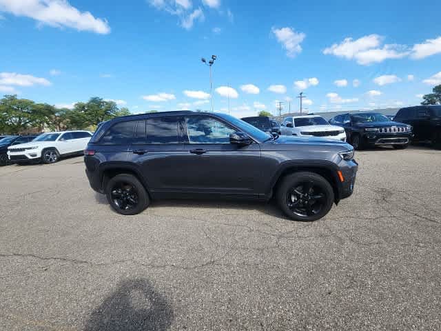 Used 2023 Jeep Grand Cherokee Altitude AWD/4WD image 8