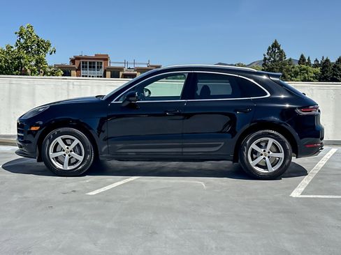 Certified 2021 Porsche Macan image 2
