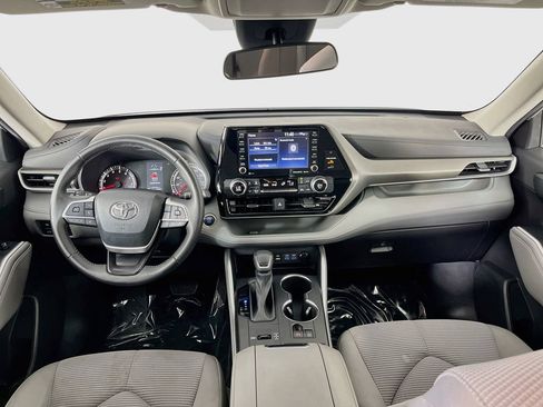 Used 2022 Toyota Highlander LE FWD image 12