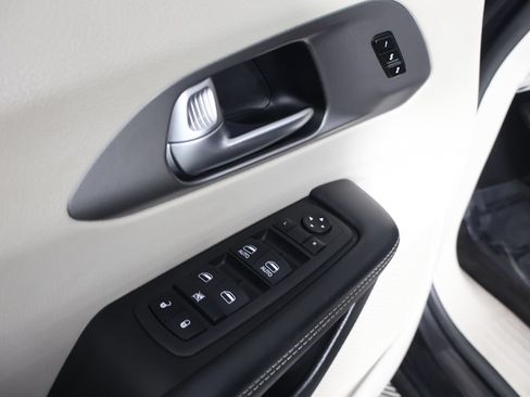 Used 2023 Chrysler Pacifica Touring-L FWD image 36